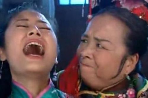 Cảnh Dung Ma Ma hành hạ Cách Cách hot trở lại giữa scandal của Triệu Vy