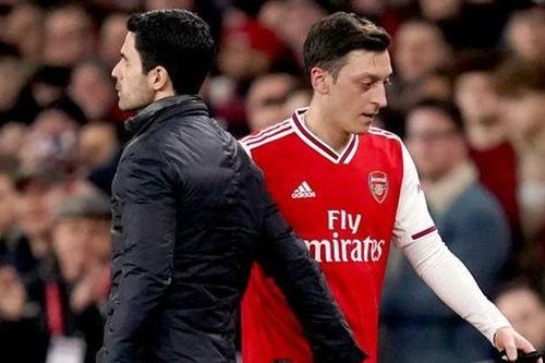 Arsenal 'đội sổ', cựu sao Mesut Ozil mỉa mai HLV Arteta