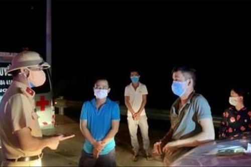Phát hiện xe cứu thương chở người 'thông chốt'