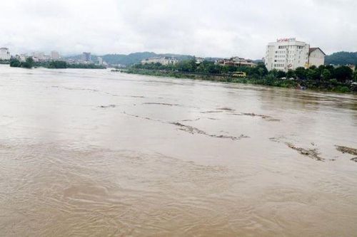 Lũ quét cuốn trôi và nhận chìm nhiều tàu cá tại thị xã La Gi