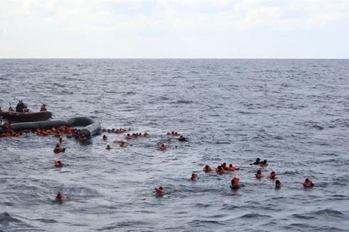 Hơn 100 người di cư được cứu trong vụ lật thuyền ngoài khơi Libya
