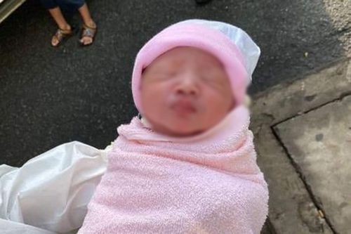TP Hồ Chí Minh: Công an trực chốt giúp sản phụ vượt cạn thành công ngay trên đường