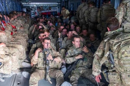 Hứng 'búa rìu dư luận', Thủ tướng Anh giải thích về nhiệm vụ sơ tán khỏi Afghanistan