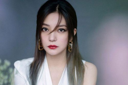 Giữa ồn ào, Triệu Vy bất ngờ có động thái mới khiến netizen tranh cãi