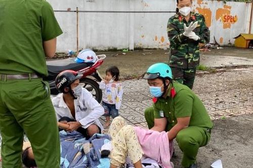 Chiến sỹ Công an chốt chống dịch đỡ đẻ cho sản phụ