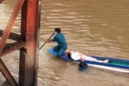 Hai dân quân cứu người phụ nữ mang thai nhảy cầu tự tử