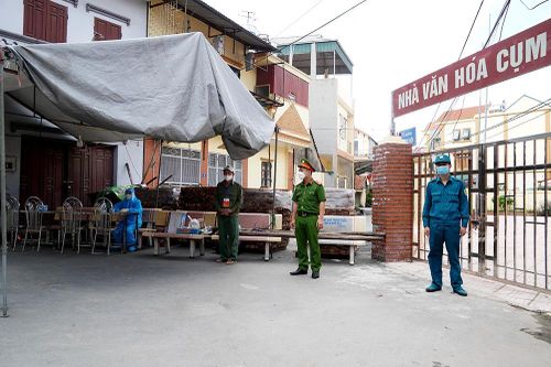 Phong tỏa khu dân cư ở Hà Nội sau khi phát hiện ca F0 cộng đồng