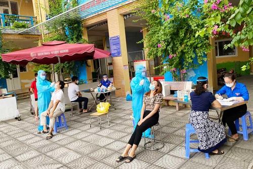 Xét nghiệm 8.000 mẫu, đẩy mạnh tiêm vắc xin nhằm khống chế ổ dịch tại phường Giáp Bát