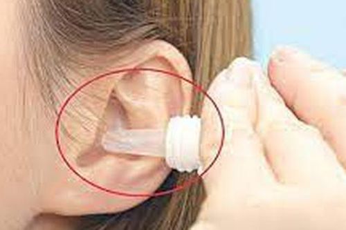 Học theo tiktoker nhỏ oxy già vệ sinh tai có thể gây mòn màng nhĩ