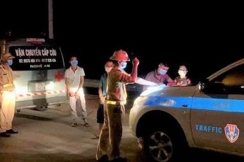 Dùng xe cứu thương chở người định 'thông chốt' kiểm soát ở Nghệ An