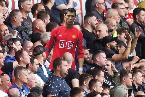 Hình ảnh Ronaldo xuất hiện trên sân của Wolves