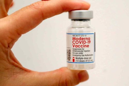 Nhật điều tra cái chết của người tiêm vaccine Moderna lẫn chất lạ