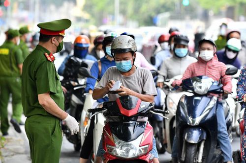 Đường phố Hà Nội đông đúc phương tiện sáng 30/8