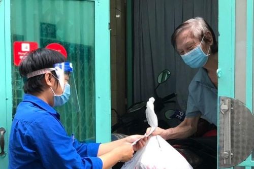 TNV đi chợ hộ giúp người dân: 'Được cảm ơn là niềm vui lớn nhất'