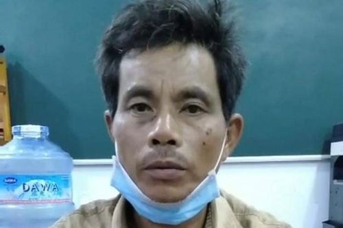 Không đeo khẩu trang, người đàn ông đấm vào mặt cán bộ chống dịch