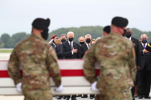 Tổng thống Biden đón thi hài của 13 lính Mỹ từ Kabul về nước