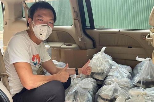 Gia đình 8 F0 ở TP.HCM khỏi bệnh, con trai đi đưa cơm, trả ơn bác sĩ