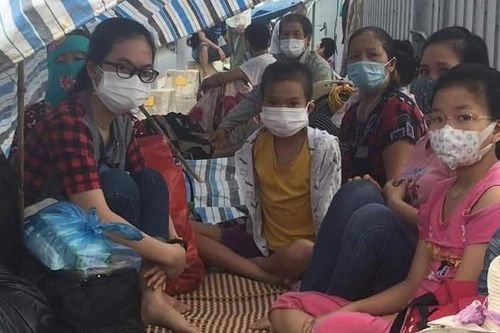 Hơn 40 người 'mắc kẹt' trên cầu Triều Dương được đưa đi cách ly