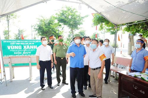 Bí thư Thành ủy Hà Nội Đinh Tiến Dũng: Bằng mọi giải pháp giảm số người ra đường, bảo đảm 'ai ở đâu ở yên đó'