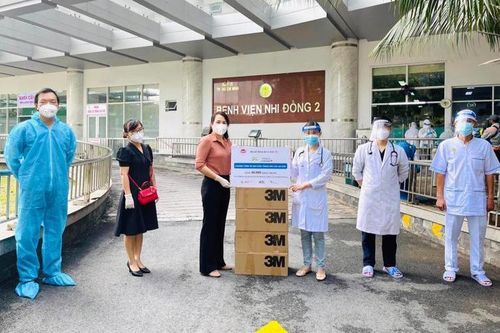 Bộ Kế hoạch và Đầu tư trao tặng khẩu trang cho cán bộ y tế tuyến đầu