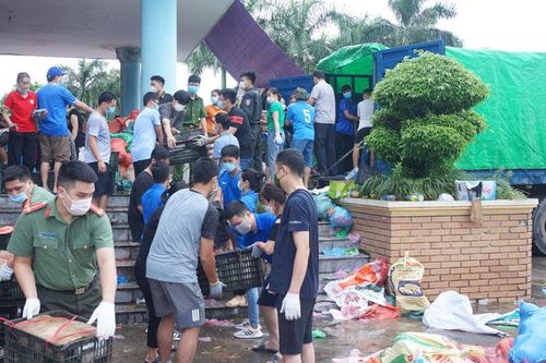Hàng nghìn người tham gia bốc xếp hàng hóa hỗ trợ miền nam