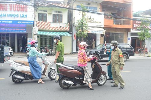 TP Quảng Ngãi lập chốt kiểm tra phòng, chống dịch Covid-19
