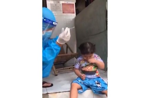 Tình nguyện viên 'bày trò dụ dỗ' để bé gái chịu lấy mẫu xét nghiệm