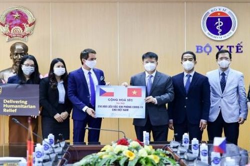 Việt Nam tiếp nhận 250.800 liều vaccine do Czech tài trợ