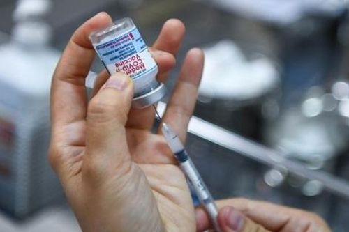 Uống thuốc chống dị ứng trước khi tiêm vaccine Covid-19, nên hay không?