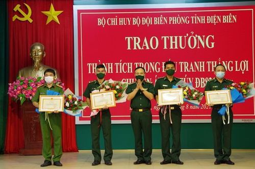 Trao thưởng thành tích trong đấu tranh thành công Chuyên án ĐB821p