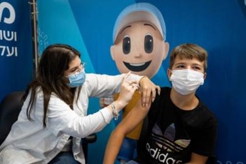 Israel tiêm vắc xin tăng cường COVID-19 cho lứa tuổi từ 12 trở lên