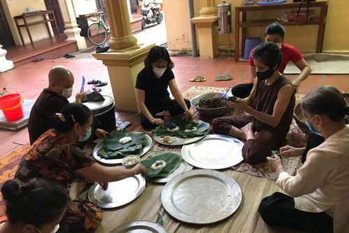 Hà Nội: Nhà chùa gói gần 400 chiếc bánh tẻ tặng lực lượng công an trực chốt kiểm soát COVID-19