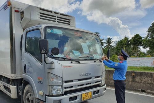 Cà Mau: Bắt buộc tài xế test lại Covid-19 khi vào địa bàn