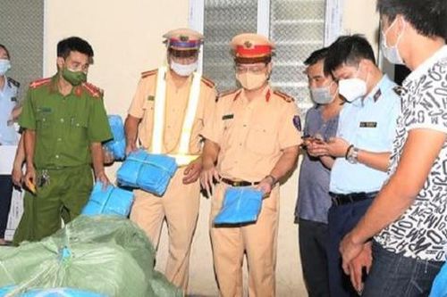 Thu giữ hơn 16.000 bộ quần áo bảo hộ y tế không rõ nguồn gốc