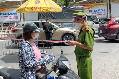 Cảnh sát tổ cơ động mạnh 'đội nắng' kiểm soát tuyến đường trọng điểm Hà Nội