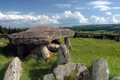 Phát hiện mộ đá liên quan vua Arthur, lâu đời hơn bãi đá cổ Stonehenge