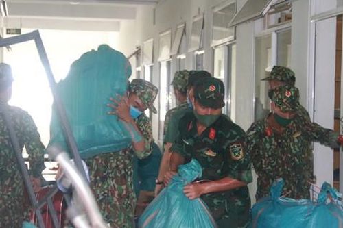 Bộ đội tất bật giúp thu dọn ký túc xá sinh viên để lập bệnh viện dã chiến thứ 2 ở Đà Nẵng