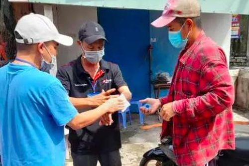 Rút dao chém đứt gân tay người trực chốt COVID-19 vì bị hỏi giấy đi đường