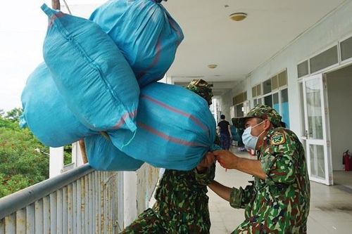 Quân đội khẩn trương dọn ký túc xá lập thêm bệnh viện dã chiến ở Đà Nẵng