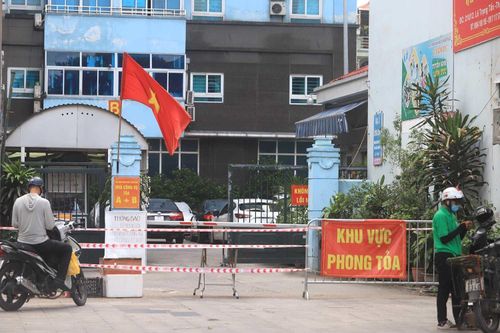Hà Nội phong tỏa chung cư và cửa hàng tiện lợi đường Lê Trọng Tấn