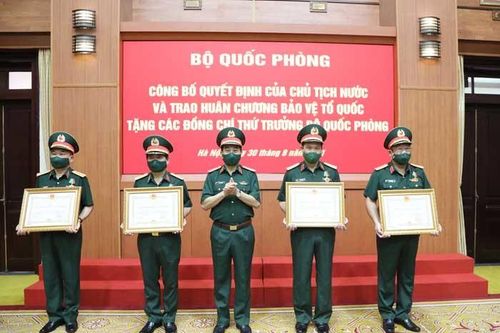 5 Thứ trưởng Bộ Quốc phòng nhận Huân chương Bảo vệ Tổ quốc