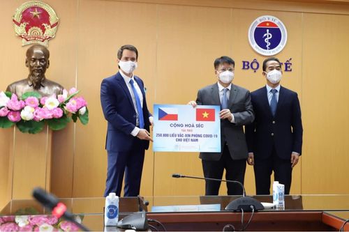 Việt Nam tiếp nhận 250.800 liều vaccine do Chính phủ Séc trao tặng
