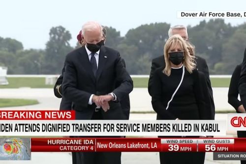 Tổng thống Biden hứng chỉ trích vì 'xem đồng hồ' tại lễ hồi hương thi thể binh sĩ Mỹ hy sinh ở Kabul
