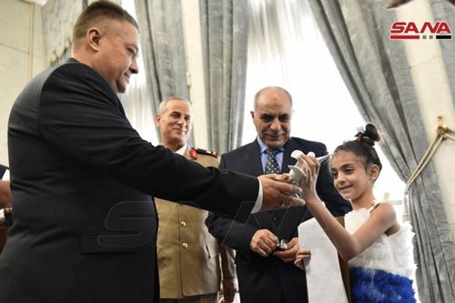 Tổng thống Putin trao đổi thư và quà với cô bé 9 tuổi ở Syria