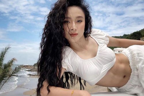 Angela Phương Trinh có 2 lần tỏ tình, xin làm người yêu của thủ môn Bùi Tiến Dũng