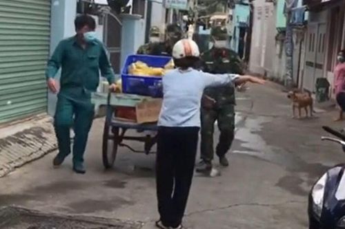 Thoáng thấy bộ đội mang thực phẩm đến, người dân trong xóm mừng rỡ hò reo: 'Bà con ơi bộ đội về nè'