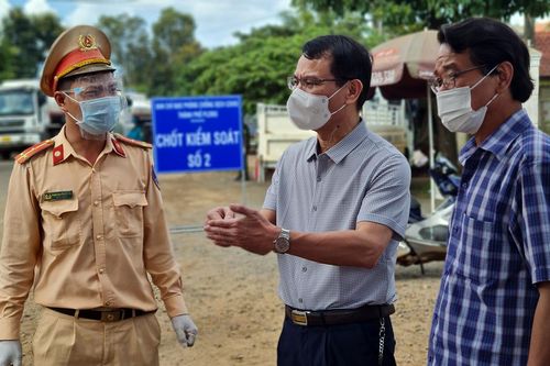 Bí thư Thành ủy Pleiku thăm, tặng quà 4 chốt kiểm soát dịch Covid-19