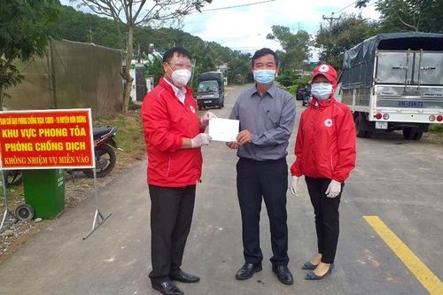 Hội Chữ thập đỏ tỉnh trao quà và phương tiện phòng chống dịch Covid-19 cho Đơn Dương