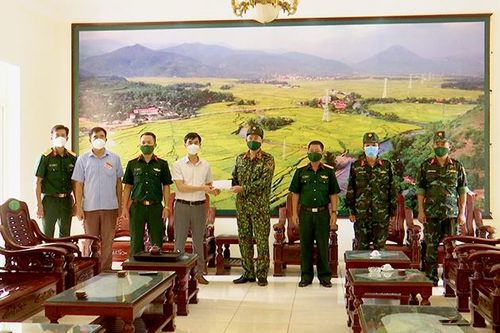 Phù Yên tặng quà các đơn vị thực hiện công tác phòng, chống dịch