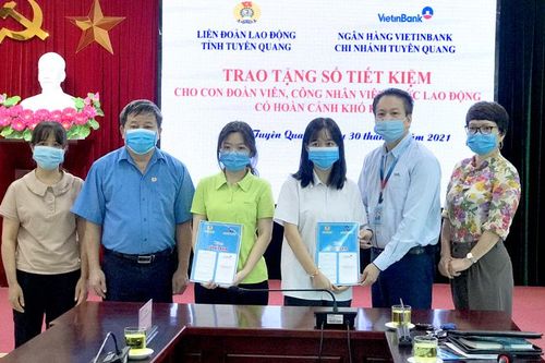 Trao 2 sổ tiết kiệm cho con đoàn viên, CNVCLĐ có hoàn cảnh đặc biệt khó khăn